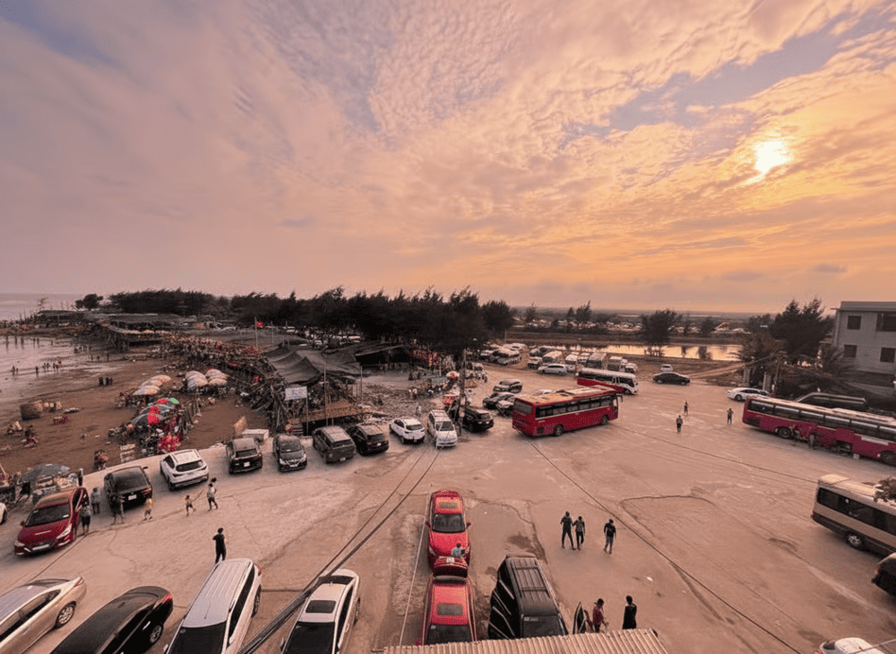 Bãi gửi xe tại Cồn Vành